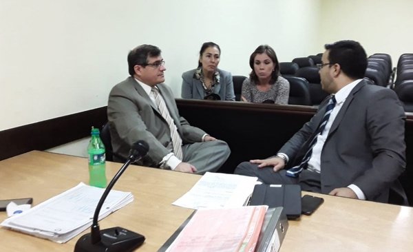 Suspenden y dividen juicio por negociado de tierras en el Indert - 730am - ABC Color