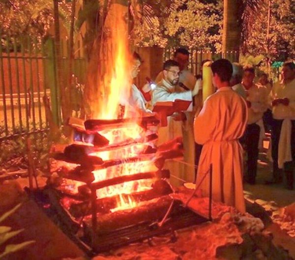 En misa, ¿la Virgen apareció en el fuego?