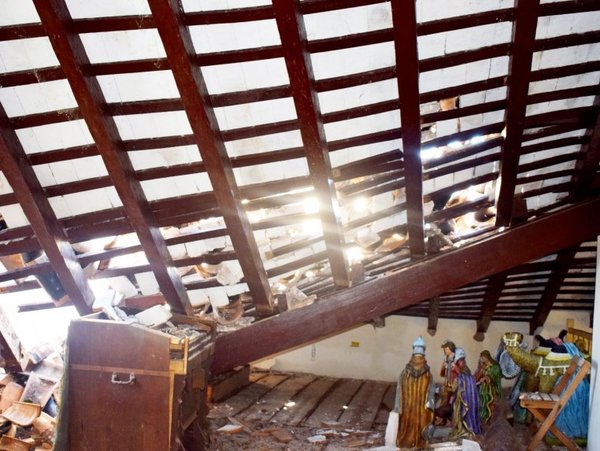 Especialistas de la SNC verifican el techo caído del templo de Paraguarí - Edicion Impresa - ABC Color