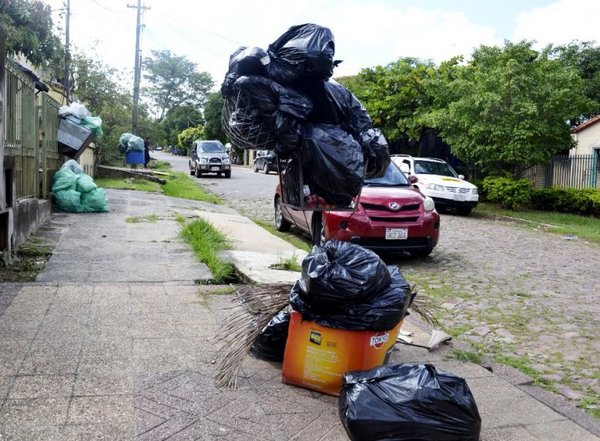 Basura acumulada en barrios de San Antonio - Edicion Impresa - ABC Color