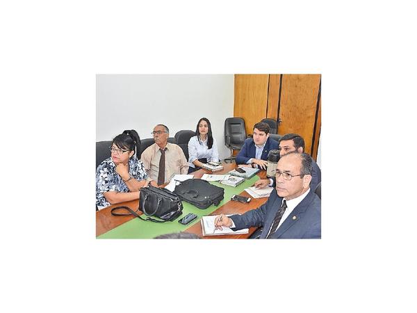 Cubanos verifican frigoríficos para renovar habilitación