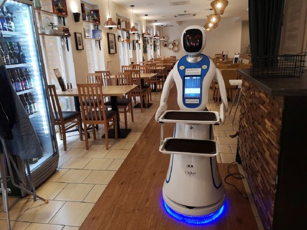¿Un camarero robot? En Budapest unos androides sirven los pedidos