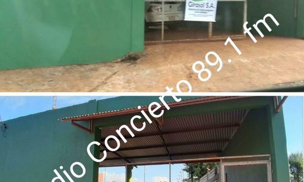 En cancha sintética aparece banner de empresa que negoció con Vaesken el almuerzo escolar