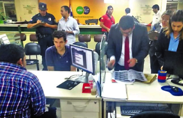 Caen dos funcionarios por coima en Asunción | Diario Vanguardia 07