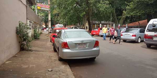 Estacionan en veredas, detrás de la Municipalidad de CDE