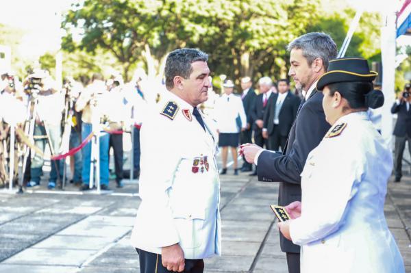 Jefes policiales promovidos reciben bastones de mando