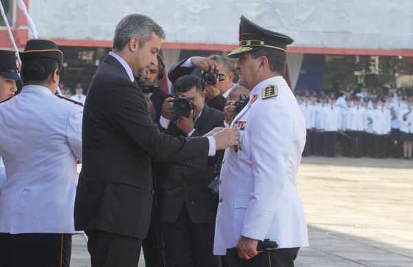 Presidente entregó bastones de mando y medallas al mérito a jefes policiales | .::Agencia IP::.