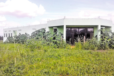 Predio que se construyó para ser hospital se encuentra abandonado - ADN Paraguayo