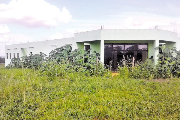 Predio que se construyó para ser hospital se encuentra abandonado - ADN Paraguayo