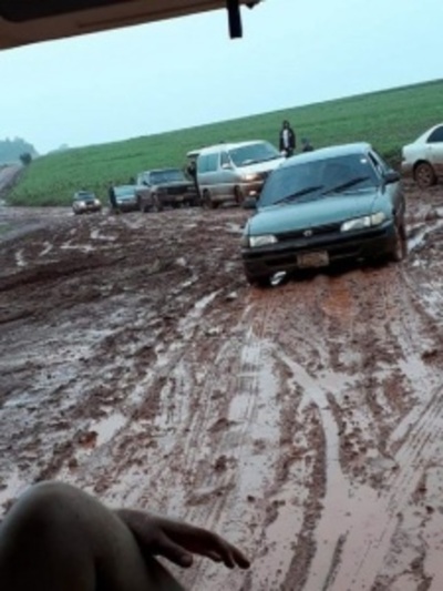 Varios vehículos quedaron varados en un camino fangoso en Itapúa - ADN Paraguayo
