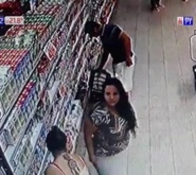 Hurtan productos ocultándolos bajo la falda de una mujer - Paraguay.com