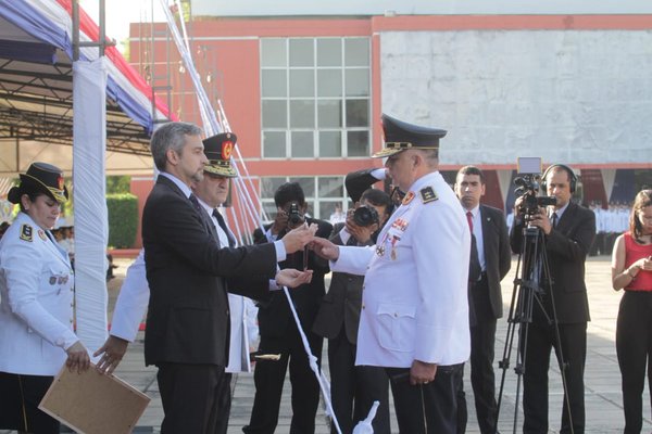 Presidente entregó bastones de mando y medallas al mérito a jefes policiales » Ñanduti