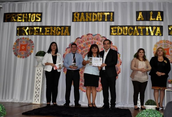 Reconocen la labor de docentes en Itauguá | Paraguay en Noticias