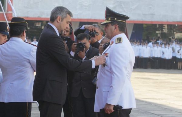 Presidente entregó bastones de mando y medallas al mérito a jefes policiales