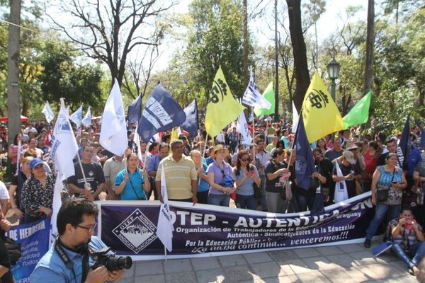 Docentes accederán a aumento salarial