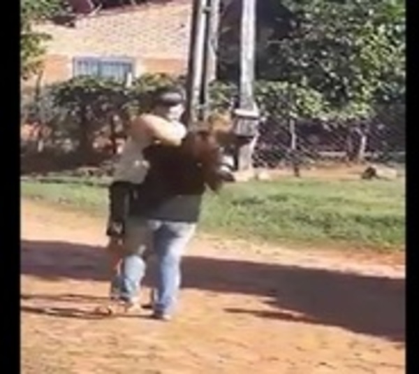 Mujer es golpeada brutalmente por su pareja en plena calle - Paraguay.com