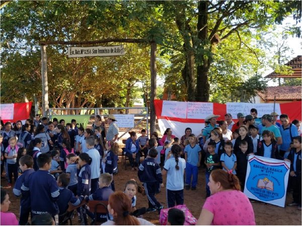 Manifestación de escuelas en Brítez Cué por falta de rubros