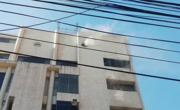Principio de incendio en edificio del centro asunceno | Paraguay en Noticias