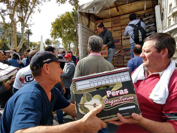 Agricultores argentinos regalan frutas en protesta por crisis del sector