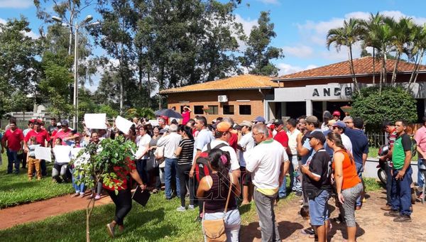Exigen restitución del jefe de la Ande en San Pedro | Paraguay en Noticias
