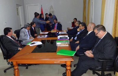 CM remite a la Corte terna de defensor general | Paraguay en Noticias 
