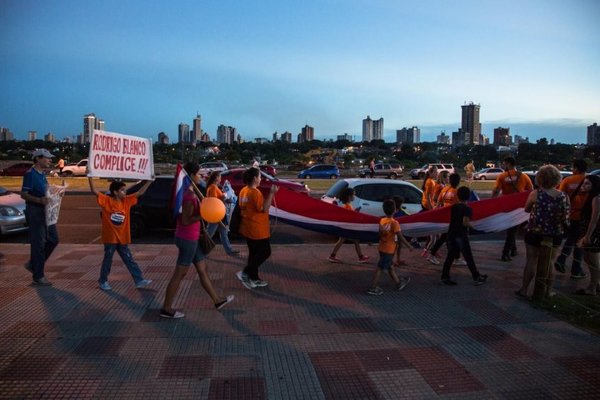 En Paraguay la corrupción se combate con sartenes, papel higiénico y huevos | Paraguay en Noticias