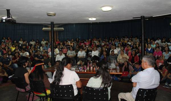 Realizan conversatorio sobre el rol de la mujer en la preservación de la lengua