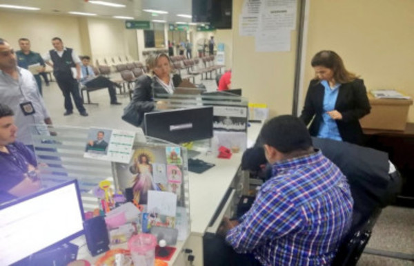 Imputan a dos funcionarios de la Municipalidad de Asunción  - Radio 1000 AM