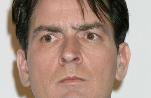 El difícil momento de Charlie Sheen: de gastar miles de dólares en drogas y fiestas a no poder mantener a sus hijos - C9N