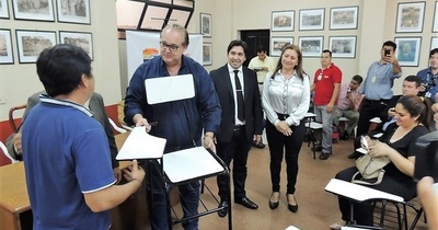 Gobernación entrega mobiliarios a instituciones educativas