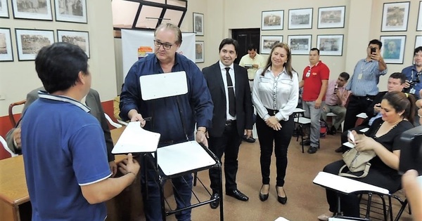 Gobernación entrega mobiliarios a instituciones educativas