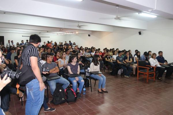 Con auditorio repleto inician “Semana del Periodismo” en la UNA