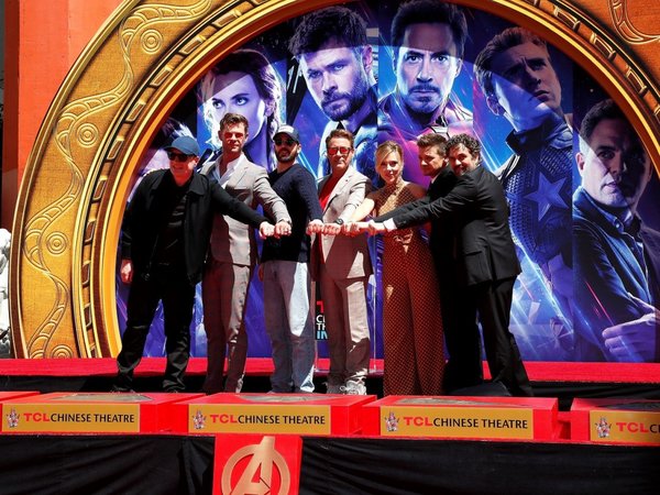 Actores de Avengers dejan sus huellas en el Paseo de la Fama