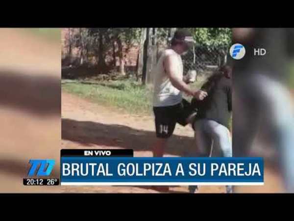 Golpeó brutalmente a su pareja en la calle
