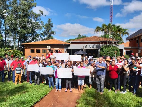 Exigen restitución del jefe de la Ande en San Pedro | Paraguay en Noticias