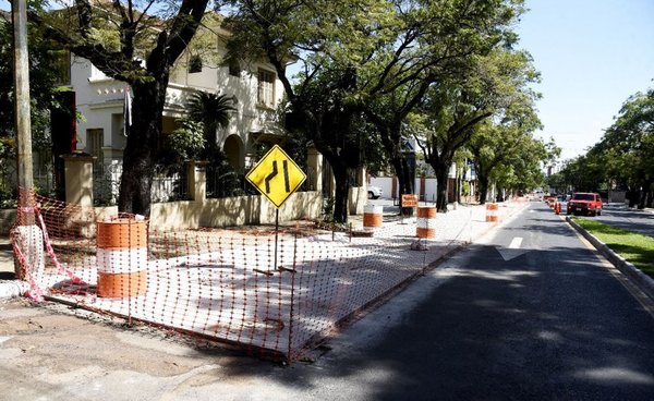 Descontrol en zona de obras deriva en arriesgadas maniobras de vehículos - Edicion Impresa - ABC Color