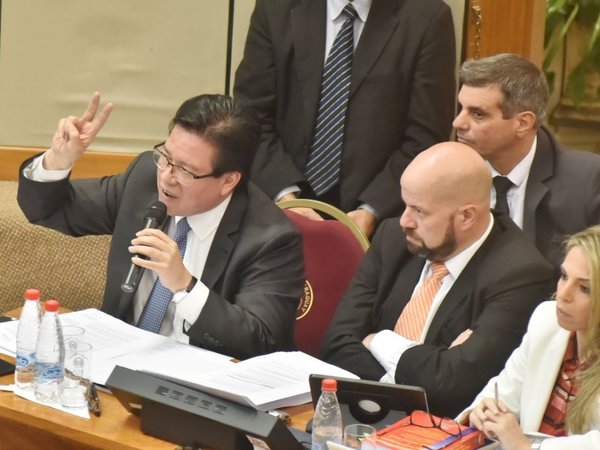 Un desafiante contralor sugiere retirar acusaciones en su contra
