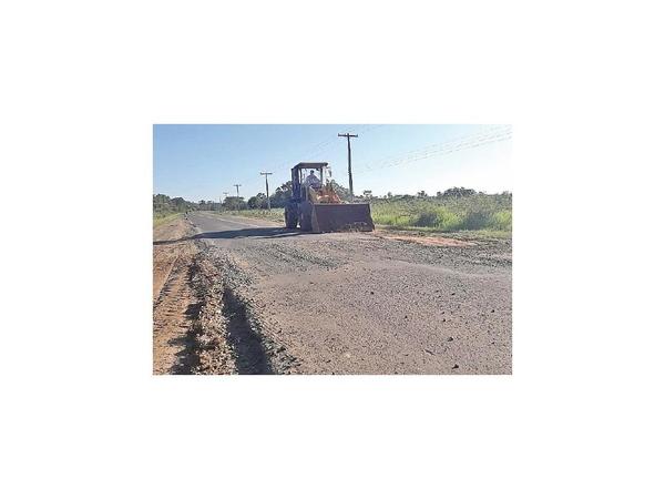 San Pedro: Vecinos se unen y tapan los baches de ruta 11