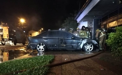 HOY / Mercedes Benz salió del taller y horas después se incendió
