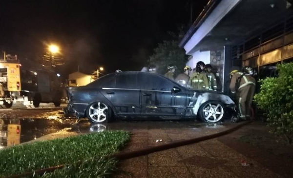 HOY / Mercedes Benz salió del taller y horas después se incendió