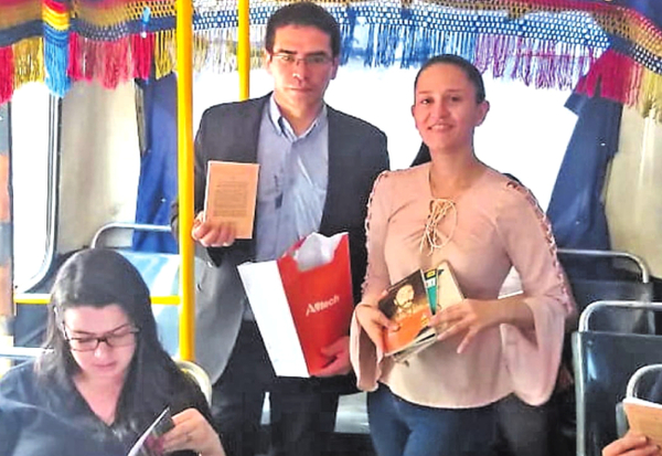 Escritores regalan libros a pasajeros de colectivos | Diario Vanguardia 07