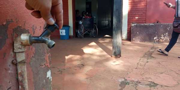Pacientes y familiares enfrentan más de tres días sin agua en hospital distrital de Franco