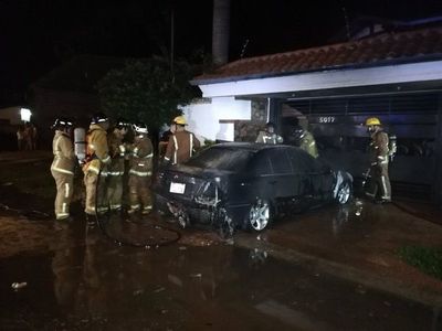 Auto ardió en llamas en San Lorenzo | Paraguay en Noticias