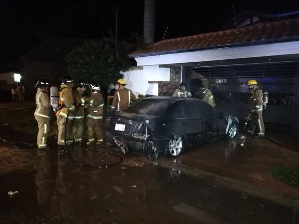 Auto ardió en llamas en San Lorenzo | Paraguay en Noticias