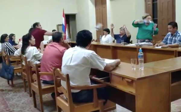 HOY / A lo Payo, dos concejalas declararon “so’o” y se lanzaron botellas en plena sesión