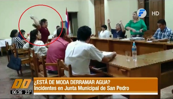 Pelea a lo Payo en Junta Municipal sampedrana