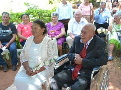 Tras 55 años de noviazgo, se casaron