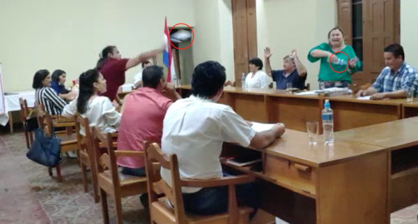 Otra sesión a los botellazos: esta vez en Junta de San Pedro | Paraguay en Noticias