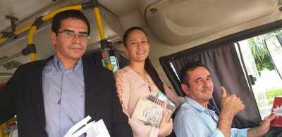 Regalan libros en buses en Ciudad del Este para incentivar la lectura