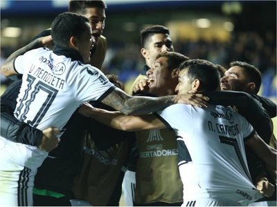 Con resaca y sin lucirse, el Decano pasó a octavos